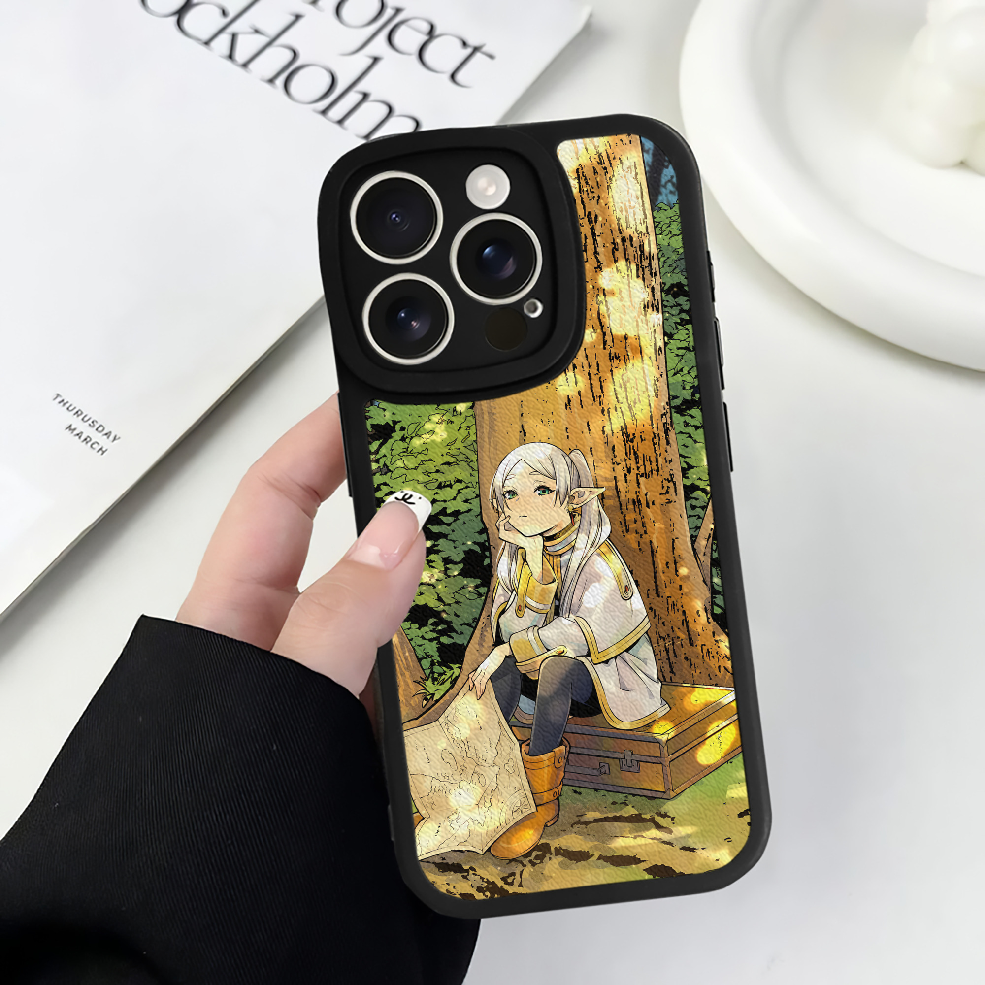 （画像用） 葬送のフリーレン Frieren 【iPhone 16シリーズ対応】シリコンスマホケース（レザー調） 材質：シリコン